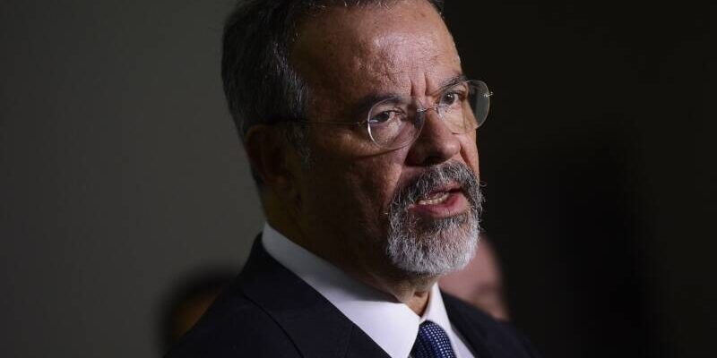 1599px-Beltrame_tem_encontro_com_o_ministro_Raul_Jungmann_(26512663754)